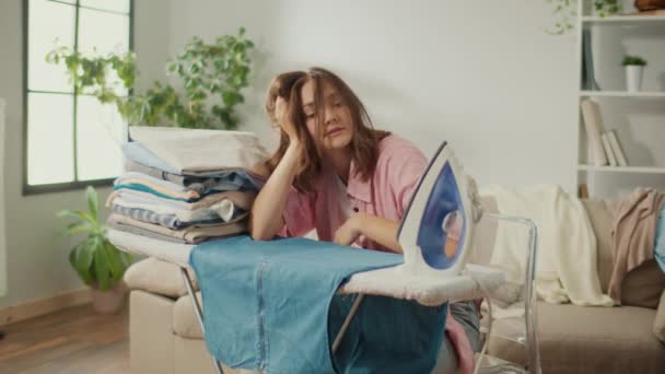 Κουρασμένη Νοικοκυρά Γυναίκα Που Σιδερώνει Ρούχα Στο Σπίτι Μια Γυναίκα — Αρχείο Βίντεο