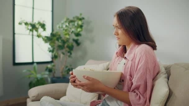 Una Giovane Donna Seduta Sul Divano Che Mangia Popcorn Guarda — Video Stock
