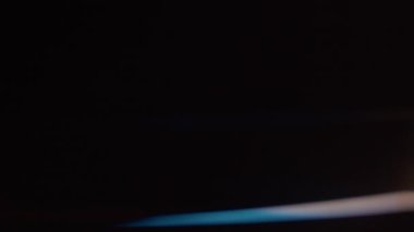 Kasanın İçinden Görüntüle. Kara Maskeli Bir Soyguncu Kasayı Açtı ve Para ve Mücevher Çaldı. Apartman Hırsızı. Kasayı hackliyorum. Eve sağ salim. Yakın plan