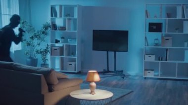 Kara Maskeli Soyguncu bir daireye ya da eve girmiş. Apartmanda mücevher ve para arayan el feneri olan bir suçlu. Yüksek çözünürlüklü kameralar. Gizli Gözetim Kameraları