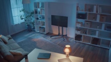 Kara Maskeli İki Soyguncu bir daireye ya da eve girmiş. Gece Suçlular Silah ve El feneriyle Daire 'de Mücevher ve Para Arıyor. Yüksek çözünürlüklü kameralar. Gizli Gözetim Kameraları