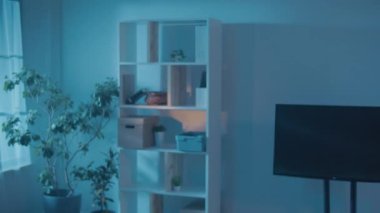 Kara Maskeli İki Soyguncu Bir Daireye veya Eve Girdi. Apartmanda Mücevher ve Para Arayan Gece Suçluları. Yüksek çözünürlüklü kameralar. Gizli Gözetim Kameraları