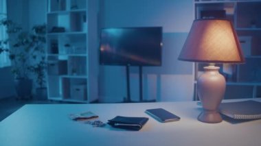 Hırsızın Elleri Ev 'e girdi ve Masadan Para, Mücevher, Laptop çaldı. El feneri ve silah çalan suçlular değerli eşyalar çalar. Kamera Veri Analizi. Yüz Tanıma ile Gözetim Kameraları