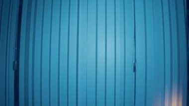 Night Holding a Gun and Crowbar 'da iki suçlunun silueti. Akıllı Ev Güvenliği. Evinizi Hırsızlıktan Korumak. Evin içindeki güvenlik. Erişim Kontrol Sistemi