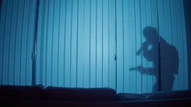 Night Holding a Gun and Crowbar 'da iki suçlunun silueti. Akıllı Ev Güvenliği. Evinizi Hırsızlıktan Korumak. Evin içindeki güvenlik. Erişim Kontrol Sistemi