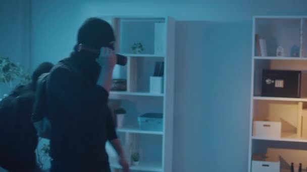 Dois Ladrões Máscaras Entraram Num Apartamento Casa Criminosos Noite Com — Vídeo de Stock