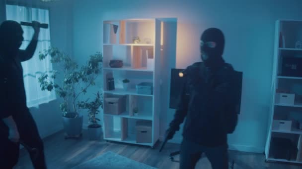 Zwei Räuber Schwarzer Kleidung Und Maske Drangen Eine Wohnung Oder — Stockvideo
