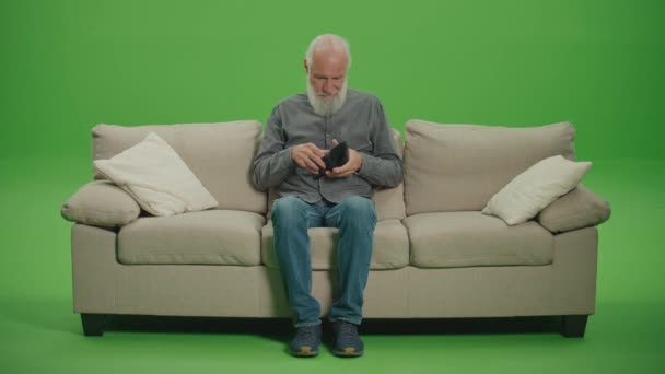 Pantalla Verde Pobre Anciano Con Barba Gris Contando Dinero Dólares — Vídeos de Stock