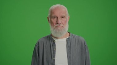 Yeşil Ekran. Komik Gözlüklü Kızgın Bir Yaşlı Adam Yasaklama ve Dur İşareti Gösteriyor. Yaşlı bir adam 