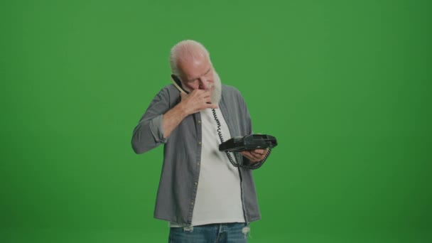 Zielony Ekran Stary Człowiek Szarą Brodą Rozmawia Zabytkowym Telefonu Zbieranie — Wideo stockowe