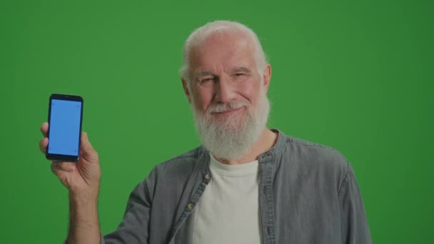 Écran Vert Portrait Vieil Homme Souriant Avec Smartphone Écran Bleu — Video