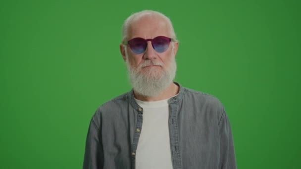 Pantalla Verde Anciano Enojado Las Gafas Divertidas Muestra Una Prohibición — Vídeos de Stock