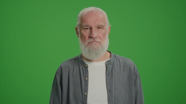 Zöld Vászon Egy Dühös Öregember Vicces Szemüvegben Tilalmat Stop Táblát — Stock videók