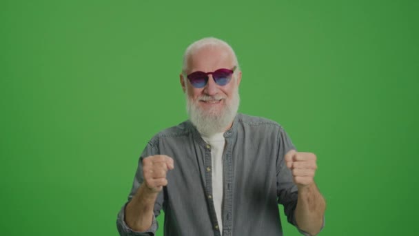 Tela Verde Happy Old Man Funny Glasses Regozija Celebra Vitória — Vídeo de Stock