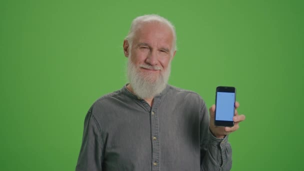 Zelená Obrazovka Portrét Usměvavého Starého Muže Chytrým Telefonem Modrou Obrazovkou — Stock video