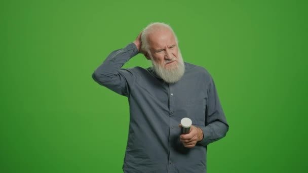 Pantalla Verde Retrato Anciano Que Tiene Dolor Cabeza Elige Pastillas — Vídeo de stock