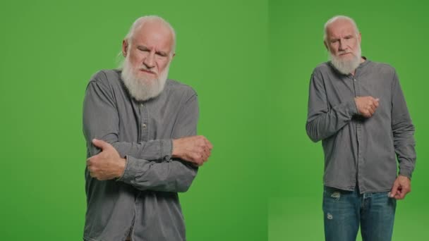 1スプリットグリーンスクリーンモンタージュ ソアエルボーを持つ老人の肖像画 老人は病気を感じます 痛みを伴う肘の感情を持ち 自分自身にマッサージを与えます — ストック動画