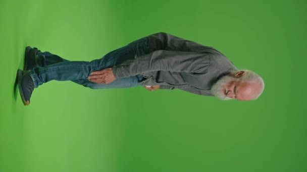 Dikey Görüntü Yeşil Ekran Dizinde Ağrısı Olan Yaşlı Bir Adamın — Stok video
