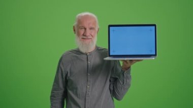 Yeşil Ekran. Mavi Ekran ve BTC Bozuk parayla gülümseyen yaşlı bir adamın portresi. Başarı Kariyeri Serveti, Kripto Para Yatırımı, Madencilik. Eski Nesiller İçin Kripto Para Birimi..