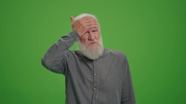 绿色屏风 一个头痛并吃药的老人的画像 一个年迈的人感到身体不适 头晕痛 成年人的健康 — 图库视频影像