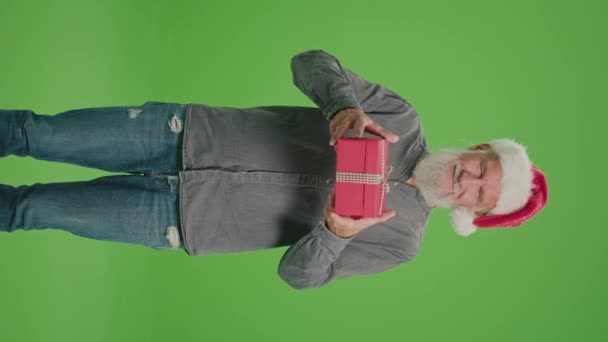 Vertikale Ansicht Green Screen Porträt Eines Alten Mannes Mit Weihnachtsmütze — Stockvideo