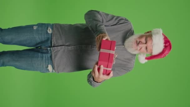 Vertikale Ansicht Green Screen Porträt Eines Alten Mannes Mit Weihnachtsmütze — Stockvideo