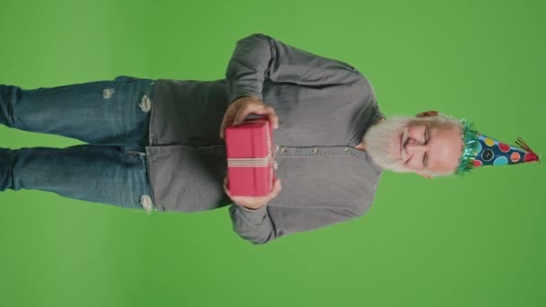 Κάθετη Απεικόνιση Πράσινη Οθόνη Πορτρέτο Ενός Ηλικιωμένου Ένα Καπέλο Γενεθλίων — Αρχείο Βίντεο