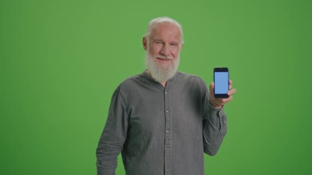 Green Screen Portrait Smiling Old Man Smartphone Blue Screen Btc — Stock Video