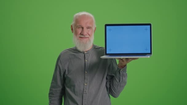 Zöld Vászon Portré Egy Mosolygó Öreg Ember Egy Laptop Kék — Stock videók