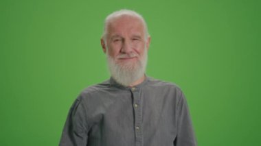 Yeşil Ekran. Gülümseyen Yaşlı Adam 'ın portresi ve BTC Bozukluğu Başparmağı Yukarı Gösteriyor. Başarı Kariyer Serveti, Kripto Para Yatırım, Madencilik. Eski Jenerasyonlar için kripto para birimi.