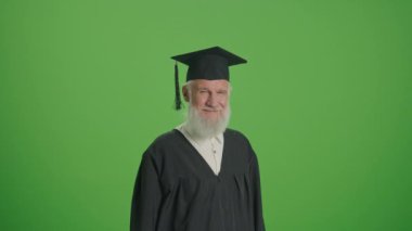 Yeşil Ekran. Elinde diploması olan yaşlı bir adamın portresi. Heyecanlı bir yaşlı adam üniversiteden mezun olduğu için mutlu. Yetişkinlikte Başarı.