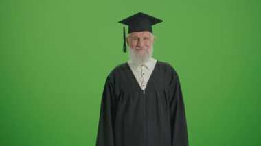 Yeşil Ekran. Mezuniyetini kutlayan yaşlı bir adamın portresi. Heyecanlı bir yaşlı adam üniversiteden mezun olduğu için mutlu. Emeklilik Töreni Kutlaması.