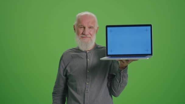Πράσινη Οθόνη Πορτρέτο Ενός Ηλικιωμένου Ένα Φορητό Υπολογιστή Μπλε Οθόνη — Αρχείο Βίντεο