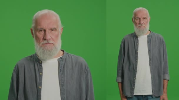 Gesplitst Groen Scherm Montage Portret Van Een Trieste Oude Man — Stockvideo