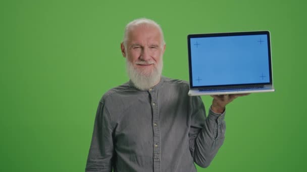 緑の画面 青い画面のラップトップを持つ老人の肖像画は Okサインが表示されます 高齢者のための人工知能と機械学習 スマートホームと高齢者のためのモノのインターネット — ストック動画