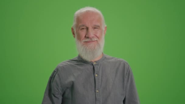 Tela Verde Retrato Velho Sorridente Com Btc Moeda Mostra Polegar — Vídeo de Stock