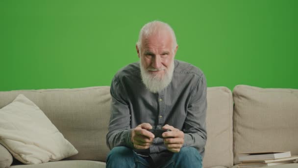 Groen Scherm Een Oude Man Met Een Grijze Baard Speelt — Stockvideo