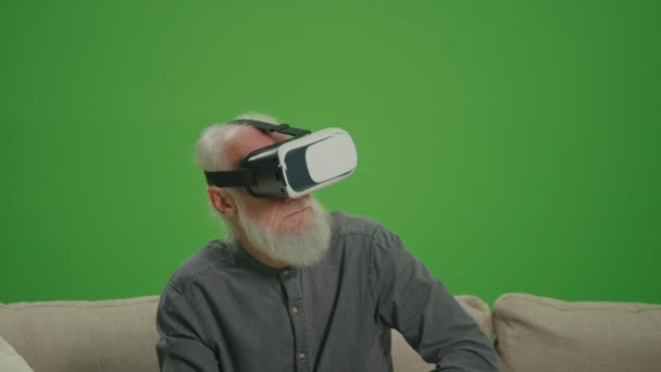 Πράσινη Οθόνη Ένας Γέρος Γκρι Γενειάδα Γυαλιά Εικονικής Πραγματικότητας Εξετάζει — Αρχείο Βίντεο