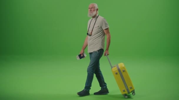 Зелений Екран Старий Чоловік Турист Йде Жовтим Валізою Перевіряє Його — стокове відео