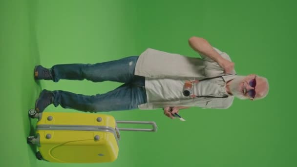 Dikey Bakış Yeşil Ekran Sarı Gözlüklü Mutlu Yaşlı Erkek Turist — Stok video