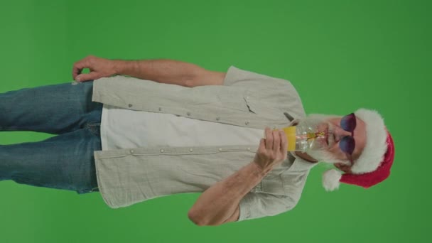 Vertical View Green Screen Old Man Santa Hat Drinking Cocktail — Stock Video