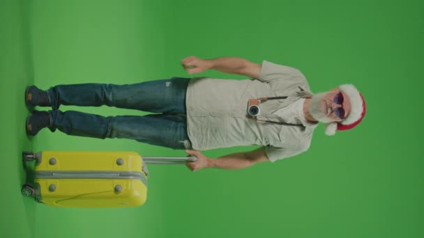 Svislý Pohled Zelená Obrazovka Šťastný Starší Muž Legračních Brýlích Kufříku — Stock video
