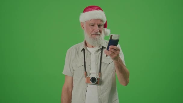 緑の画面 サンタ ハットのハッピー オールド ツーリストは親指を上げる 幸せな高齢者の観光客彼の旅行を楽しみにしています 高齢者の親戚と一緒に旅行する — ストック動画