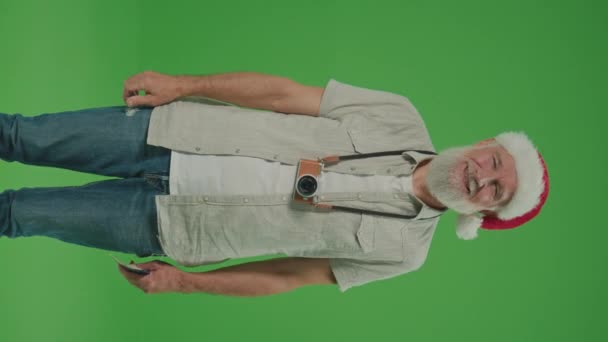 Vista Vertical Pantalla Verde Happy Old Man Tourist Gray Beard — Vídeos de Stock
