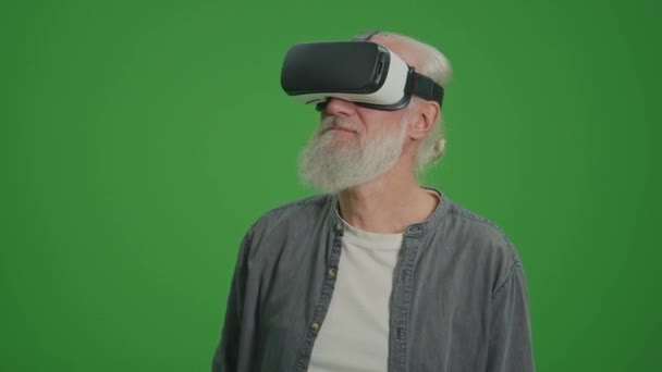Зеленый Экран Старик Седой Бородой Очках Виртуальной Реальности Исследует Вокруг — стоковое видео