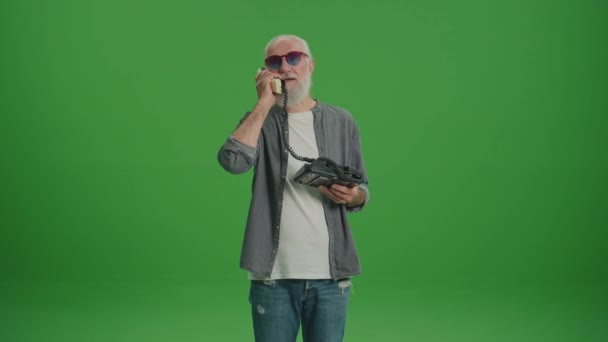 Pantalla Verde Anciano Con Una Barba Gris Gafas Divertidas Está — Vídeos de Stock