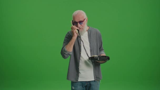 Зеленый Экран Старик Седой Бородой Смешными Очками Разговаривает Старинному Телефону — стоковое видео