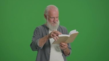 Yeşil Ekran. Kitap okuyan, gri sakallı, zeki bir ihtiyarın portresi. Yaşlı bir adam bir kitabın sayfalarını karıştırır. Boş zaman, Hobi Konsepti.