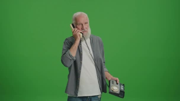 Зеленый Экран Старик Седой Бородой Разговаривает Старинному Телефону Ссорится Кем — стоковое видео