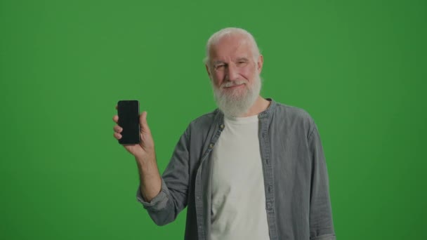 绿色屏风 一个带着智能手机的笑脸老人的画像 为长者而设的新兴科技智能安老院及安老院的互联网 — 图库视频影像